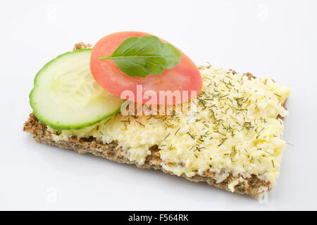 Käse-Salat auf Knäckebrot Stockfoto