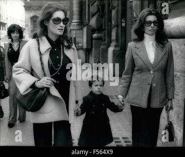 1968 - die erste Erlöschens Sophia Loren nach der Geburt ihres zweiten Sohnes. Sie wird begleitet von ihrem Freund der Schauspielerin Annabella Incontrera und ihren ersten Sohn Carlo Ponti Jr., sagte c.p. (Cipi) © Keystone Bilder USA/ZUMAPRESS.com/Alamy Live-Nachrichten Stockfoto