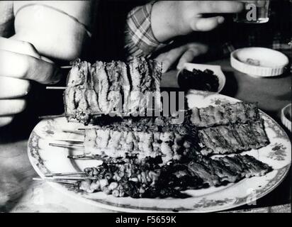 1968 - How About A schöne leckere Stück der Schlange?: je gegessen Schlange? Ekeln die Idee Sie? Gehen Sie nun nach Tokio, wo ein schönes Stück gegrillte Schlange als eines der Gaumenfreuden gesperrt ist. Wir denken, Essen Schlange ist ziemlich schrecklich, aber die Japaner, die Essen und mag es, zu sagen "Sie essen Aale und halte nichts davon, und nach All den der Aal ist nur die Schlange des Meeres ''. Im Fukuchan Restaurant in Tokio nur Schlangen, darunter Vipern, Kreuzottern aus Nordjapan. Schlangen Blut ist voll von Vitaminen und Hormonen und ist frisch aus der Schlange getrunken, wenn der Kopf abgeschnitten wird. Eine schöne gestreifte '' A Stockfoto