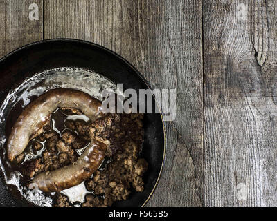 26. Oktober 2015 - selbstgemachte Rohwürste in einer Pfanne auf alten Holztisch © Igor Goiovniov/ZUMA Draht/Alamy Live News Stockfoto