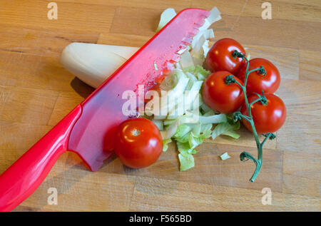 Salat mit Tomaten und Chicorée vorbereiten Stockfoto