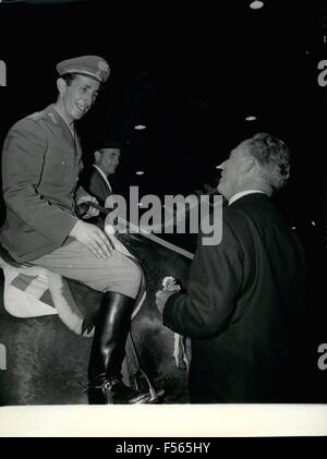 1968 - Raimondo D'Inzeo auf seinem Pferd '' Meran '' erhält seine Bänder nach dem Gewinn des Grand Prix und den Prix de Longchamp gestern Abend während der internationalen Pferderennen. Sophia Loren, Skandal in Sorrento Premier Paris Kino © Keystone Bilder USA/ZUMAPRESS.com/Alamy Live-Nachrichten Stockfoto