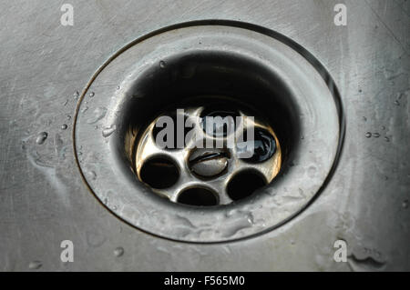 Dübelloch im Spülbecken Stockfoto