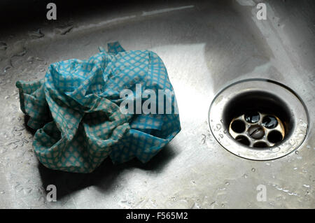 Abfluss in Küche Spüle mit schmutzigen Spültuch Stockfoto