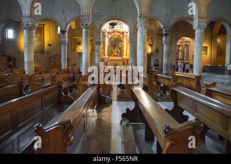 Kathedrale Triest, Innenansicht der Cattedrale di San Giusto Martire zeigt Detail des Kirchenschiffs und Bänke. Stockfoto