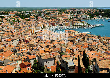 Altstadt und Hafen von Rovinj gesehen von der Bell Tower der Heiligen Euphemia Basilika, Istrien, Kroatien Stockfoto