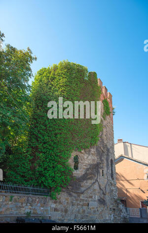 Triest römische Ruinen, Detail der alten römischen Turm in Triest Altstadt, bekannt als das Tor Cucherna, Stockfoto