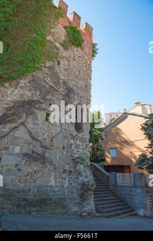 Triest-römische Ruinen, Detail der alten römischen Festung in Triest Altstadt, bekannt als das Tor Cucherna, Stockfoto