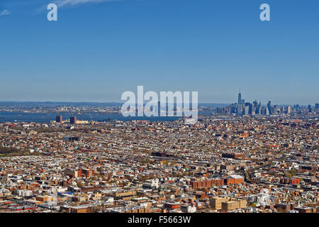 Luftaufnahme von Brooklyn mit Manhattan Downtown im Hintergrund am 25. April 2015. Es ist die bevölkerungsreichste der New York Citys fünf Boroughs, mit etwa 2,6 Millionen Menschen Stockfoto