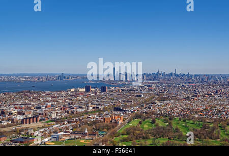 Luftaufnahme von Brooklyn mit Manhattan Wolkenkratzer im Hintergrund und Prospect Park im Vordergrund. Brooklyn Prospect Park ist eine Oase mitten in New York Citys bevölkerungsreichsten borough Stockfoto