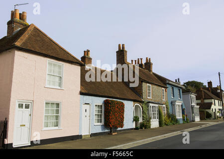 Typische englische Dorfstraße. Reihe von Hütten in Portchester Hampshire Stockfoto