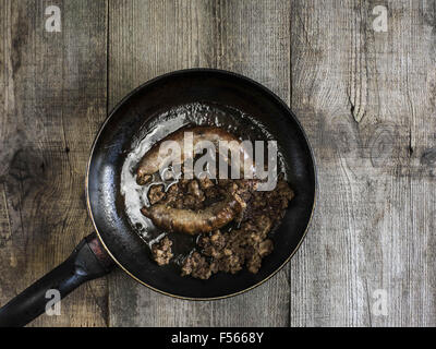 26. Oktober 2015 - selbstgemachte Rohwürste in einer Pfanne auf alten Holztisch © Igor Goiovniov/ZUMA Draht/Alamy Live News Stockfoto