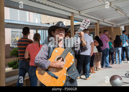 Nogales, Sonora Mexiko - singt ein Mann für Fußgänger, die darauf warten, von Mexiko in die USA zu durchqueren. Stockfoto