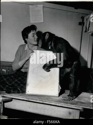 1968 - Wer zieht, die im Zoo: Sally nimmt zur Kunst. Kunststudenten sind alle im Zoo gefördert. Beliebtesten Fächer für ordentliche Studierende sind die Schimpansen und 6 1/2 Jahre alten Sally ist völlig umsonst über ihre Modellierung. Als 18 Jahr alt Marion Latter, der Kunstschule Hornsey war halb durch ein Porträt von ihr, Sally entschieden, dass die Positionen umgekehrt werden soll. Nach ungeduldig versuchen, ein Abbild von Marion und produzieren nur eine Masse von Linien Marion half ihr und Sally zum Schluss des Bildes mit großem Stolz und Betreuung verlassen. Sally der Schimpanse stellt sich Künstler: Student Stockfoto