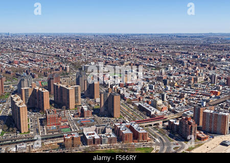 Luftaufnahme von Wohngebiet in typischen Vorort Heimatgemeinde in New York City, USA Stockfoto