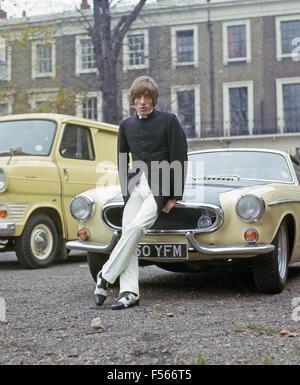 Die WHO Roger Daltrey mit seinem Volvo P 1800 Coupé an den Herzog von HQ von York in Chelsea, London, am 12. November 1966. Die Gruppe gab einen kurzen Film im deutschen Fernsehen. Foto Tony Gale Stockfoto