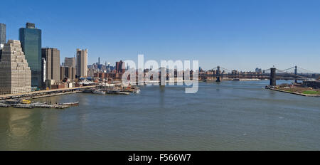 Luftbild von der Manhattan Bridge und die Brooklyn Bridge, die den East River in New York City überquert Stockfoto