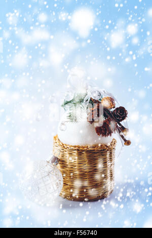 Magische Weihnachts-Dekoration mit weißen Kugeln, Fir Zweig und gezeichnete Schnee für festliche Stimmung. Platz für Grüße. Stockfoto