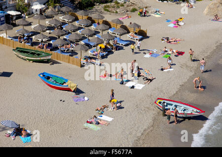 Playa de Calahonda (Calahonda Strand), Blick vom Balcon de Europa (Balkon von Europa), Nerja, Costa del Sol Malaga Provinz. Und Stockfoto