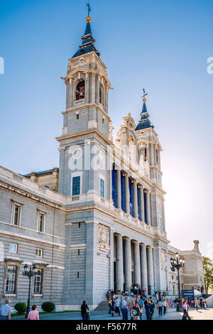 Spanien, Madrid, Centro, äußere des Madrids wichtigsten Kathedrale, Kathedrale Santa María la Real De La Almudena Stockfoto
