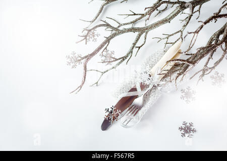 Weihnachten Tabelle Einstellung. Vintage Gabel und Messer mit Silber Feiertagsdekorationen auf hellem Hintergrund. Selektiven Fokus. Stockfoto
