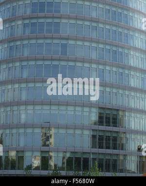 angehende Blick auf neue moderne Gebäude Wolkenkratzer des Business Centers Stockfoto