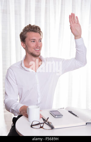 junger Geschäftsmann jemanden begrüßen Stockfoto