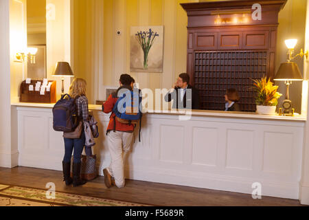 Gäste an der Hotelrezeption, Luxus Mount Washington Hotel Resort, Bretton Woods, New Hampshire, USA Stockfoto