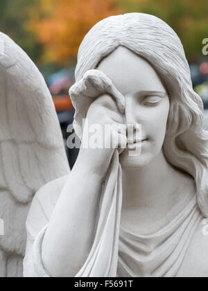 Nahaufnahme des weißen Steins Trauer Engelsstatue auf Grabstein Stockfoto