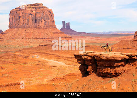 Cowboy auf seinem Pferd bei John Ford point im Monument Valley Navajo Tribal Park in Utah; USA Amerika; Colorado-Plateau Stockfoto