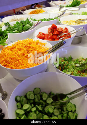 Schaufenster-Gemüse und Salate im restaurant Stockfoto