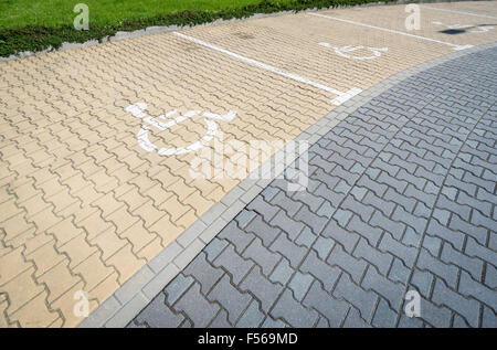 Internationalen behinderten Symbol gemalt in weiß auf einem Parkplatz. Parkplatz für Behinderte nur. Weitwinkelaufnahme. Stockfoto