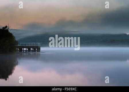 Der Pier bei Sonnenaufgang im Nebel am Lake Ullswater, Howtown, Nationalpark Lake District, Cumbria, England, Uk, Gb. Stockfoto