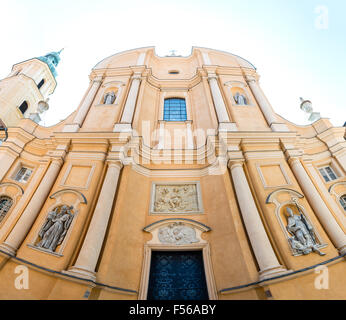 St. Martin Kirche in Warschau, Polen, Europa. Polnische Architektur. Glaube und Religion. Säulen und Statuen auf gelben Fassade. Stockfoto