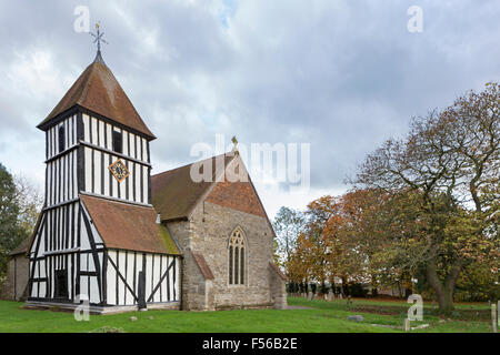 Die neu restaurierten Fachwerk-Bell Turm von St. Peter Kirche, Worcestershire, England, UK Stockfoto