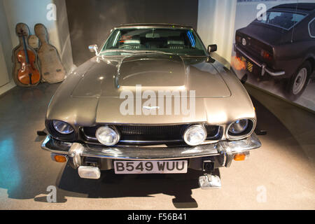 Aston Martin V8 verwendet in den James-Bond "Hauch des Todes" 1987 Film. BOND IN MOTION, James Bond Ausstellung, London Film Museum Stockfoto