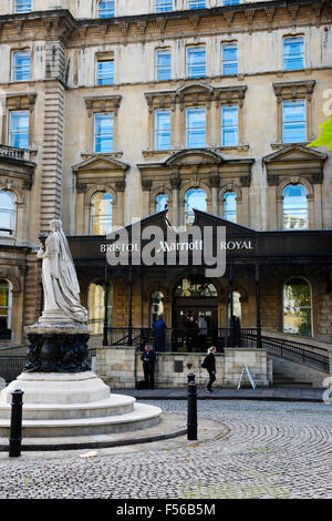 Bristol Marriott Royal Hotel am Ende der Parkstraße mit Statue der Königin Victoria Stockfoto