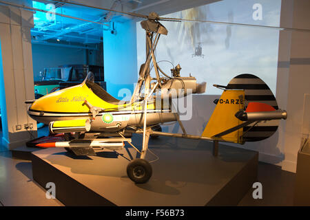 AutoGyro Flugzeug "Little Nellie" in James-Bond-Film "YOU ONLY LIVE TWICE" verwendet. BOND IN MOTION, James Bond Ausstellung London Stockfoto