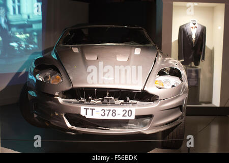 Beschädigte Aston Martin DBS, die in James Bond "Casino Royale", BOND IN MOTION, James Bond Ausstellung, London Film Museum verwendet wurde Stockfoto