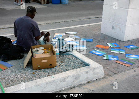 Streetart-Künstler verkauft seine Gemälde auf der Straße in der Nähe von Straw Market in Nassau, Bahamas, Karibik Stockfoto