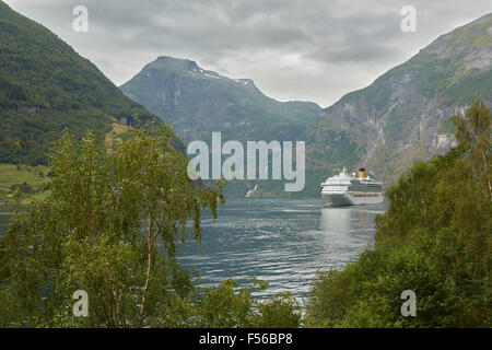 Die riesigen Kreuzfahrtschiff Costa Fortuna, günstig In Geiranger Fjord, Norwegen. Stockfoto