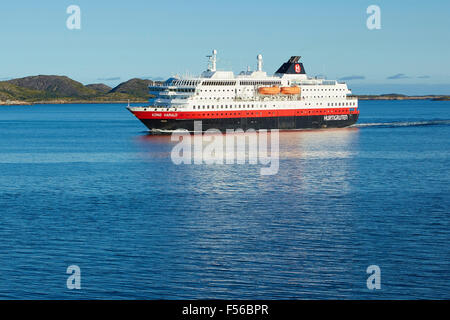 Hurtigruten-Fähre MS Kong Harald Süden Segeln. Stockfoto