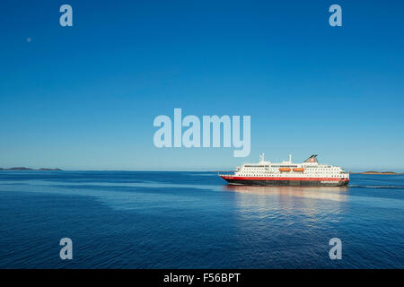 Hurtigruten Fähre, MS Kong Harald, Segeln im Süden. Stockfoto