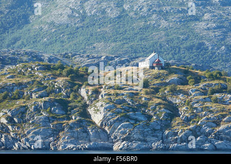 Ein Vintage norwegischer Leuchtturm, am Rande eines Fjords, nördlich von Bodø, Norwegen. Stockfoto