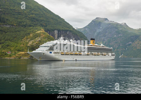 Kreuzfahrtschiff Costa Fortuna, günstig In Geiranger Fjord, Norwegen. Stockfoto