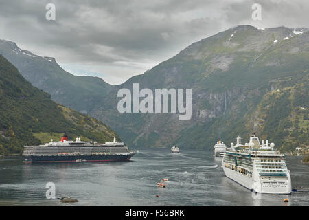 Riesige Kreuzfahrtschiffe, MS Queen Elizabeth II, Costa Fortuna & Serenade of the Seas im Geiranger Fjord, Norwegen festgemacht. Stockfoto