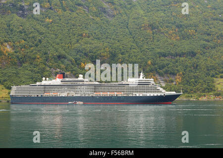 Die riesigen Luxus Cunard Cruise Ship, MS Queen Elizabeth II, günstig In Geiranger Fjord, Norwegen. Stockfoto