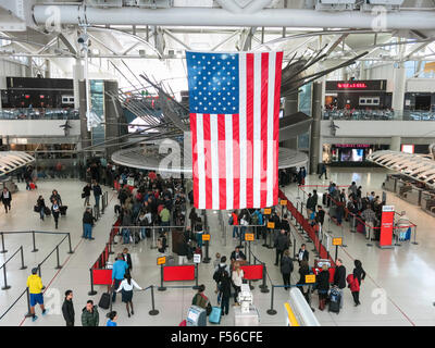 TSA-Sicherheitskontrolle im Terminal 1 in John F. Kennedy International Airport in New York Stockfoto