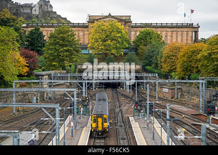 Ein Zug, der von der Waverley Station zum Tunnel fährt, der direkt unter der Scottish National Gallery führt. Stockfoto