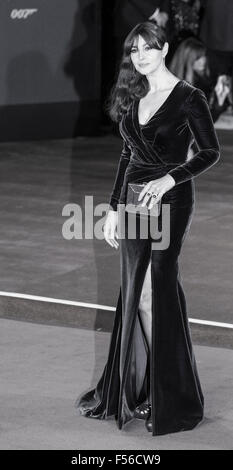 London, UK. 26.10.2015. Schauspielerin Monica Bellucci. CTBF Royal Film Performance, Welt-Premiere des neuen James Bond film "Spectre" in der Royal Albert Hall. Stockfoto